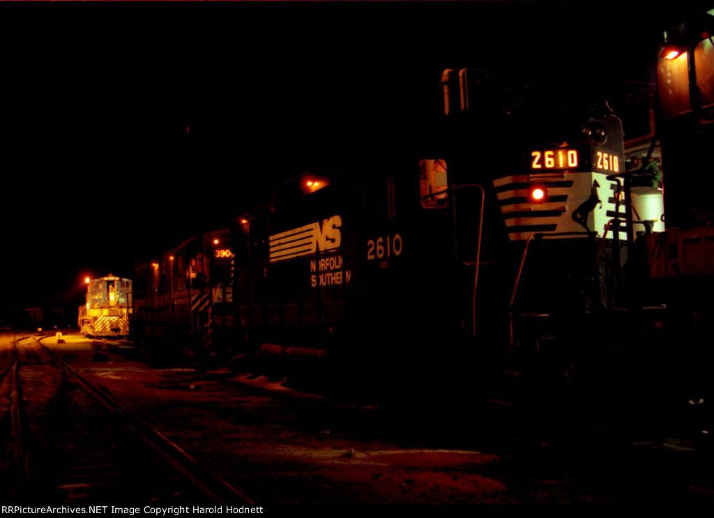 NS 2610 & 3904 at the fuel racks in Glenwood Yard